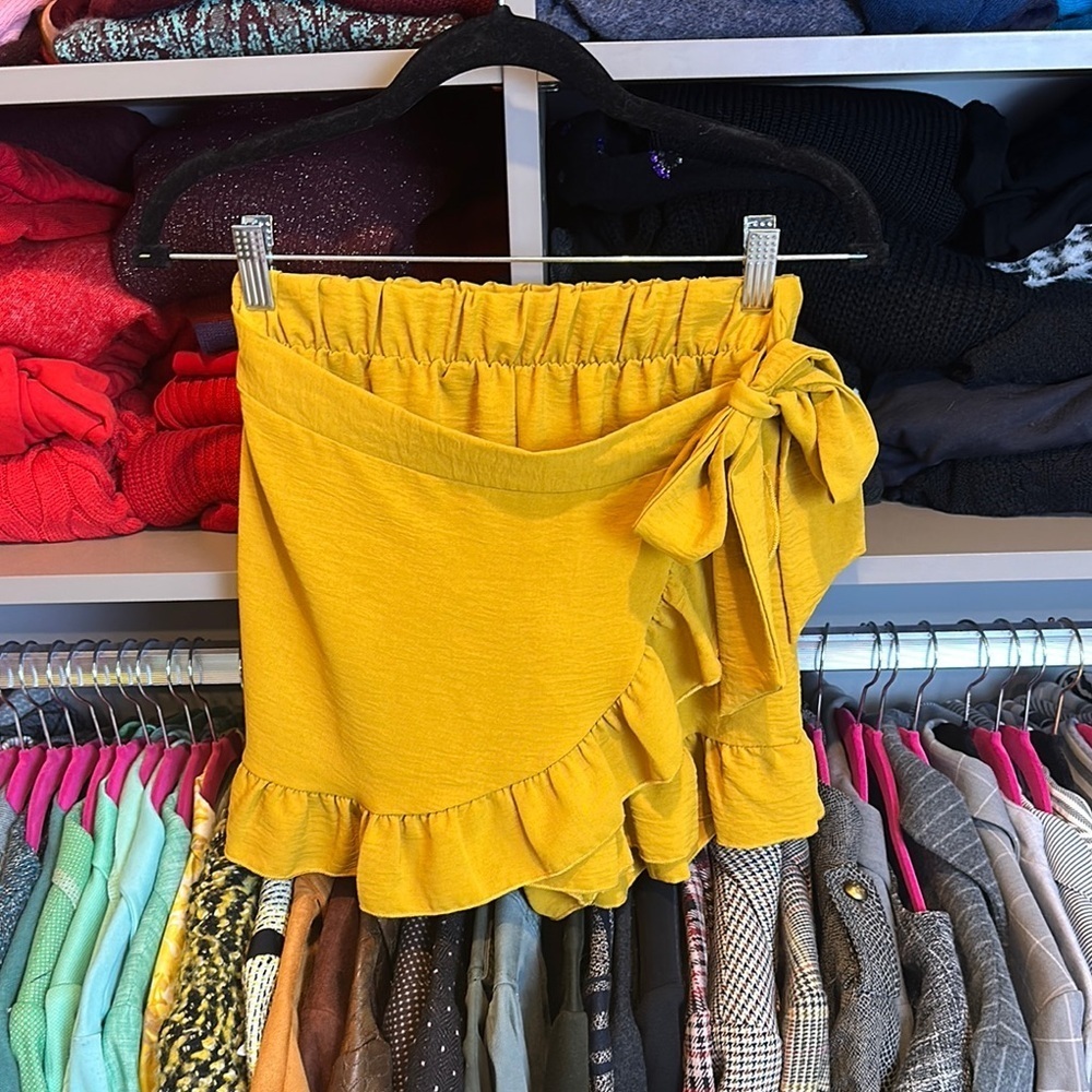 GeeGee mustard ruffled elastic waistband wrap shorts size S